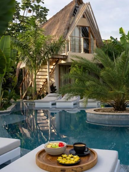 Desayuno frente a la piscina