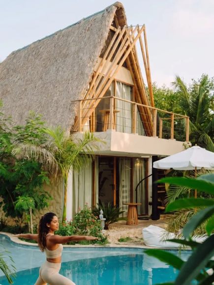 Práctica al amanecer frente a la cabaña A-frame